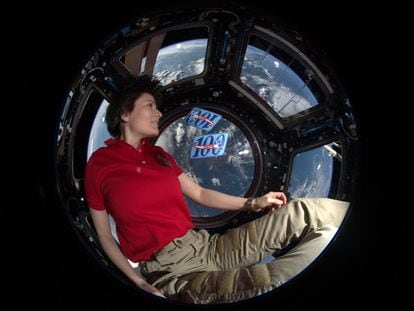 La veterana astronauta italiana Samantha Cristoforetti posa en la Estación Espacial Internacional en 2015.