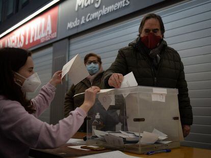 Una persona vota en una mesa electoral del Mercado St. Antoni en Barcelona, Cataluña.