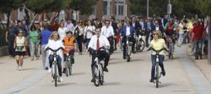 El presidente del Gobierno, Mariano Rajoy, y las candidatas a la Comunidad y al Ayuntamiento, Cristina Cifuentes y Esperanza Aguirre, dan un paseo en bici por Madrid Río.