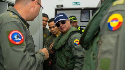 El presidente Gustavo Petro, vestido de la fuerza aérea antes de abordar un cazabombardero Kfir, este sábado.