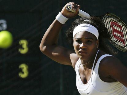 Serena se dispone a golpear la pelota.