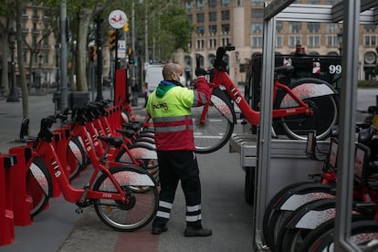 Un trabajador del Bicing en Barcelona, en una imagen de archivo.