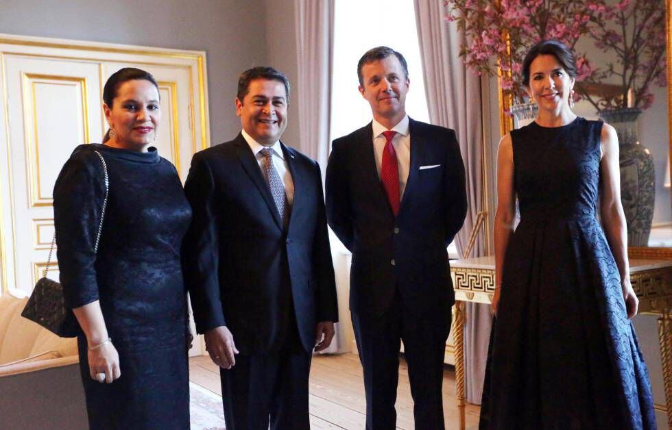 El presidente hondureño, Juan Orlando Hernández y su esposa Ana García (junto al príncipe de Dinamarca y Mary de Dinamarca.