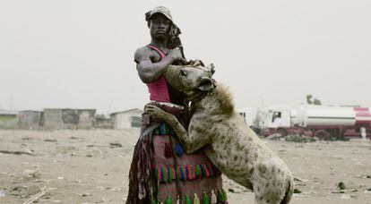  Abdullahi Mohammed con su hiena amaestrada Mainasara (Nigeria 2007).