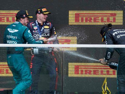 Fernando Alonso, Max Verstappen y Lewis Hamilton celebran después del GP de Canadá disputado este domingo en Montreal.