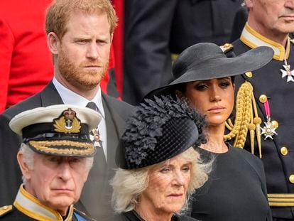 La reina consorte, Camila, junto a Carlos III y los duques de Sussex, el lunes en el funeral de Estado por Isabel II en Londres.