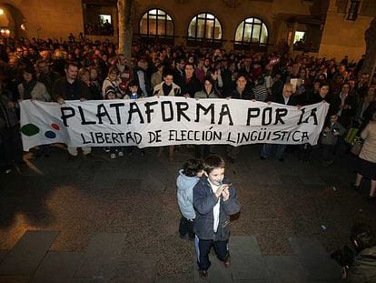 Protesta de la Plataforma por la Libertad de Elección Lingüística celebrada el pasado mes de febrero la plaza de Correos de Vitoria.