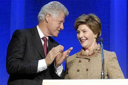 Bill Clinton, junto a Laura Bush en la inauguración de la Iniciativa Global Clinton, ayer en Nueva York.