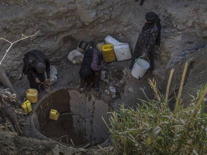 Unas mujeres yemeníes obtienen agua de un pozo abierto. 