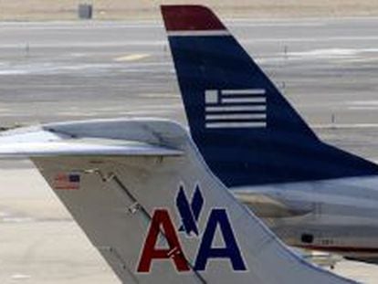Aviones de American Airlines y US Airways jets preparados para despegar en el aeropuerto de Philadelphia.