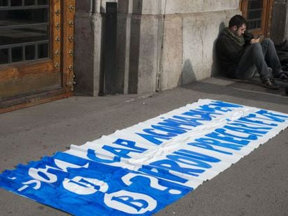  &quot;Ning&uacute;n despido. Basta de precariedad&quot;. pancarta en la puerta de la UB.