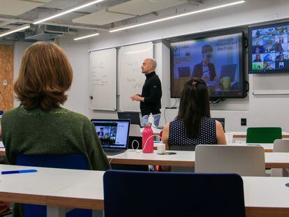 Clase híbrida en la IE University de Madrid este jueves.