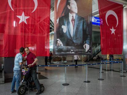 Terminal internacional del aeropuerto Atat&uuml;rk de Estambul tras el atentado 