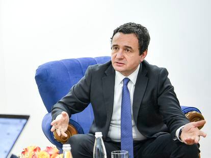 El primer ministro kosovar, Albin Kurti, durante la entrevista en su despacho gubernamental de Prístina, el 10 de enero.