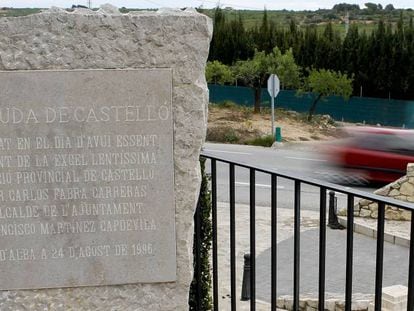 Una de las placas colocadas en Vall d’Alba (Castellón) en la que se menciona al antiguo alcalde Francisco Martínez y al entonces presidente de la Diputación provincial Carlos Fabra.