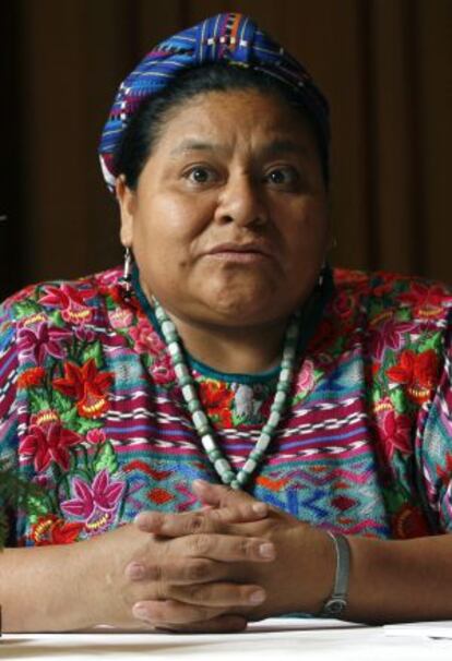 Rigoberta Menchú fue acusada de falsificar partes de su biografía y atribuirse hechos vividos por otros. Reconoció algunas contradicciones, pero negó haber mentido.