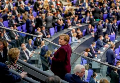 La canciller alemana, Angela Merkel, el martes durante la sesión constituyente del Bundestag, en Berlín. A su derecha, el presidente alemán, Frank-Walter Steinmeier.
