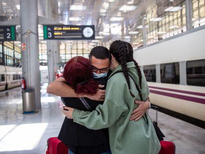 El enfermero Carlos Lucena se reencuentra con su madre y su hermana en la estación de tren de Cádiz, que estrena este lunes la fase 3, tras haber trabajado en una UCI en Guadalajara.