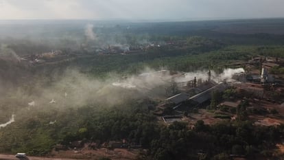 Foto panorámica de Piquiá de Baixo, rodeada por las empresas siderúrgicas de la zona. Allí se establecen altos hornos en los que se realiza la combustión con carbón vegetal del mineral de hierro.