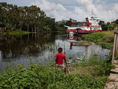 El 'Forth Hope' navega por el río Iquitos, en la Amazonía peruana.