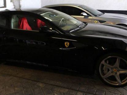 Los coches son obsequios del jeque Mohamed bin Rashid al Maktoum, primer ministro de los Emiratos &Aacute;rabes Unidos, cuya bandera est&aacute; presente en el interior del coche.