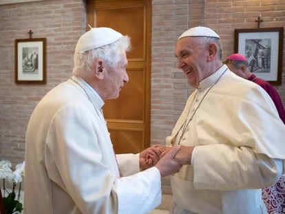 El papa emérito Benedicto XVI y el papa Francisco, en el Vaticano en una imagen de noviembre de 2016. 