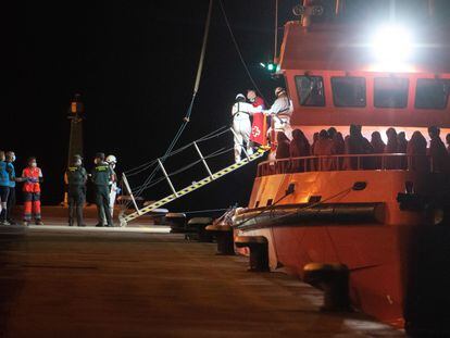 La patrullera 'Talía', de Salvamento Marítimo, a su llegada a Puerto del Rosario (Fuerteventura) con un centenar de inmigrantes de origen subsahariano rescatados.