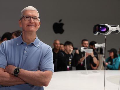 Tim Cook, presidente ejecutivo de Apple, posa junto a un modelo de las gafas Apple Vision Pro, tras la presentación del producto en la Apple Worldwide Developers Conference el 5 de junio.