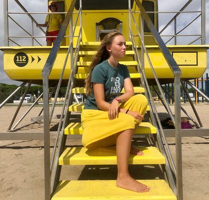 Olivia Mandle, sentada en un puesto de vigilancia y salvamento, en la playa del Prat de Llobregat (Barcelona).
