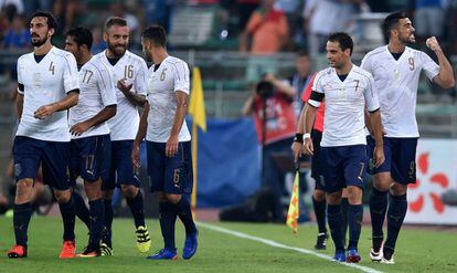 Los jugadores italianos comentan una acci&oacute;n en el amistoso ante Francia