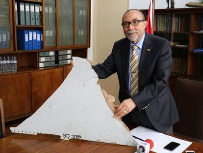 El presidente de Aviaci&oacute;n Civil de Mozambique ense&ntilde;a uno de los restos que pueden pertenecer al MH370.