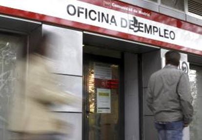 Un hombre pasa esta mañana ante una oficina de empleo de Madrid. EFE/Archivo