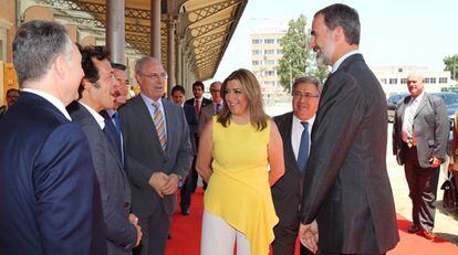 El Rey con Susana Díaz, el ministro Juan Ignacio Zoido y otras autoridades en Cádiz.