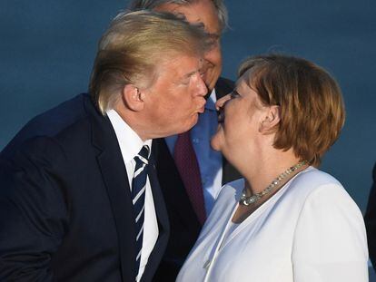Donald Trump saluda a la canciller alemana, Ángela Merkel.