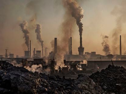 El fum surt d'una gran planta siderúrgica en una fàbrica d'acer no autoritzada a Mongòlia Interior, la Xina.