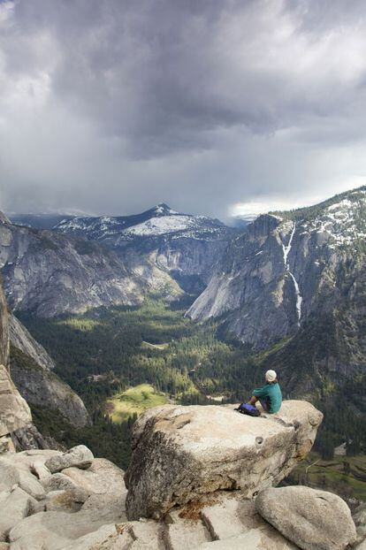 Panorámica del valle de Yosemite, en California, durante la ruta de subida a Yosemite Falls.