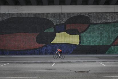 L'estat d'abandonament de la terminal que llueix un mural de Miró és evident.
