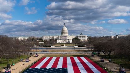 Una enorme bandera ocupará el sitio del público en la investidura de Biden como presidente de EE UU.