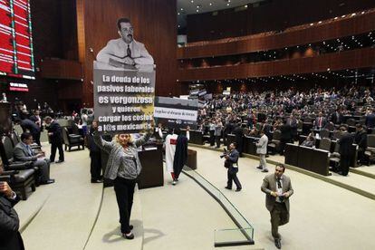 Los diputados de la izquierda protestaron contra la reforma 