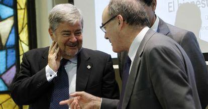 Luis María Linde con el catedrático Guillem López Casasnovas, en el Colegio de Economistas, este viernes.