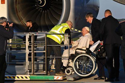El Papa Francisco embarca en el avión que le ha trasladado desde Roma a la República Democrática del Congo.