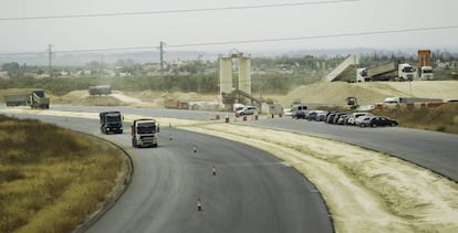 Construcción de un tramo de carretera en la provincia de Sevilla.