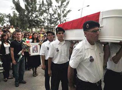 Familiares y amigos de Fernanda, ayer durante su entierro en Arona (Tenerife).