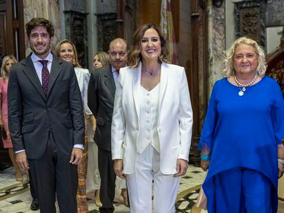 La alcaldesa de Valencia, María José Catalá, flanqueada por el portavoz Juan Carlos Caballero, a la izquierda y por María José Ferrer, el pasado sábado 17 de junio en el pleno de constitución de la nueva corporación.
