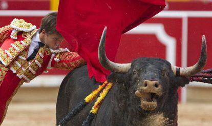 El torero espa&ntilde;ol Juli&aacute;n L&oacute;pez, &quot;El Juli&quot;, lidia un toro del rancho de Victoriano Del R&iacute;o durante una corrida durante los la Fiesta de San Ferm&iacute;n en Pamplona (Espa&ntilde;a). 