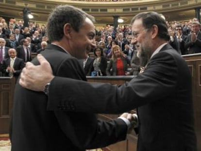 Jos&eacute; Luis Rodr&iacute;guez Zapatero y Mariano Rajoy, en la investidura como presidente de este &uacute;ltimo en 2011.