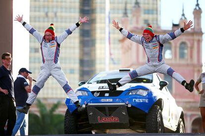 El lituanés Vaidotas Zala (derecha) y su copiloto, Saulius Jurgelenas (izquierda), de Seat, posan durante la presentación del Rally Dakar 2017, en Asunción (Paraguay)