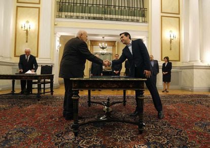El líder de Syriza, Alexis Tsipras, jura su cargo como primer ministro ante el presidente de la Républica, Karolos Papoulias.