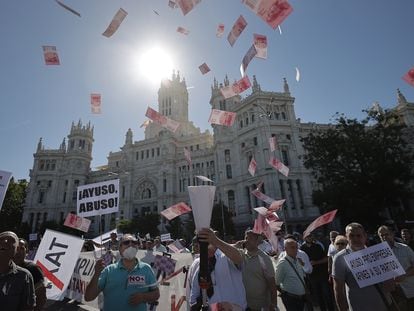 Una protesta de taxistas por la reforma de la ley que regula los vehículos de alquiler con conductor, en Madrid, el pasado 1 de junio.