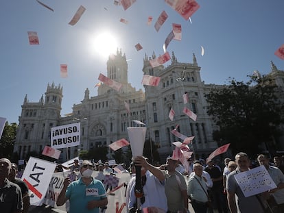 Una protesta de taxistas por la reforma de la ley que regula los vehículos de alquiler con conductor, en Madrid, el pasado 1 de junio.